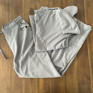 Dagacci gray women’s scrub set medium